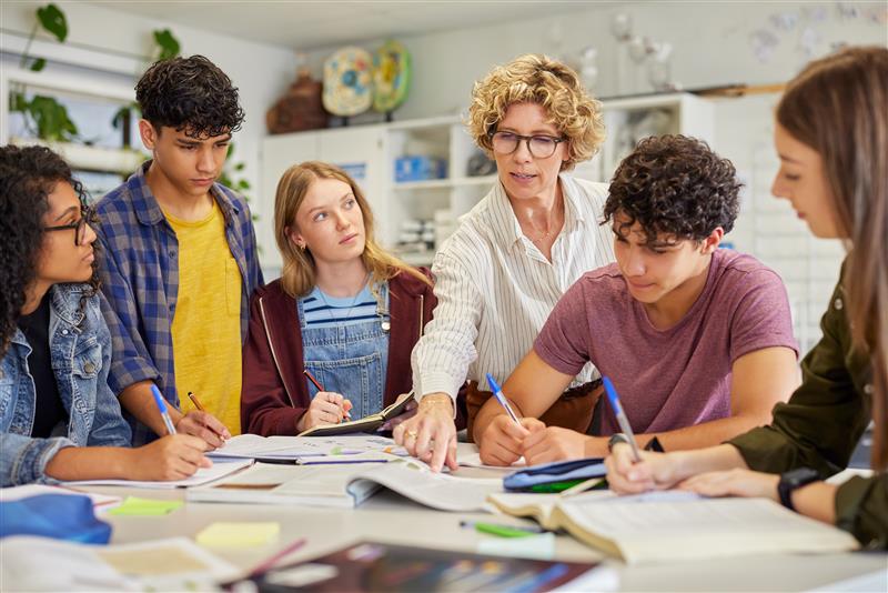 mature-teacher-guiding-student-during-study-in-gro-2026-01-08-08-13-56-utc_10c124